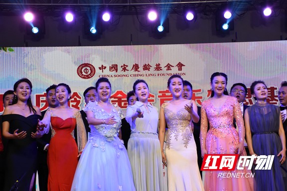 雷佳（前排左四）及30多名入选音乐梦想基金“中国声乐人才培养计划”的青年文艺工作者合唱《我爱你中国》