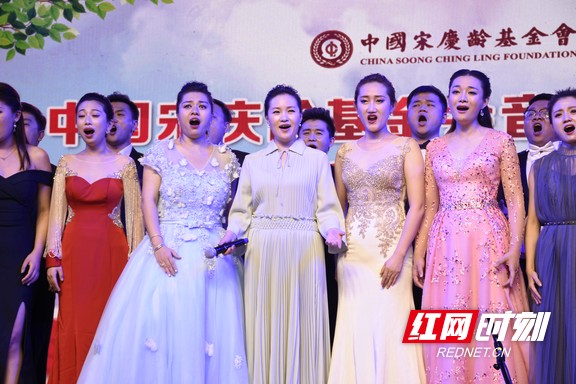 合唱《我爱你中国》。