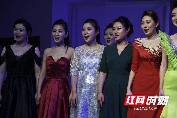 合唱《我爱你中国》。