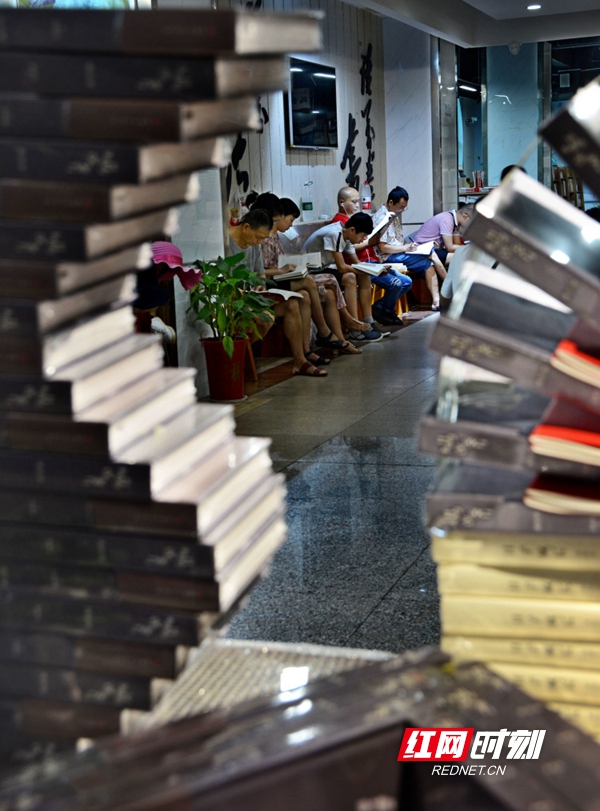 读者在图书的海洋中翱翔，处处充满着 “全民阅读”的热烈气氛。