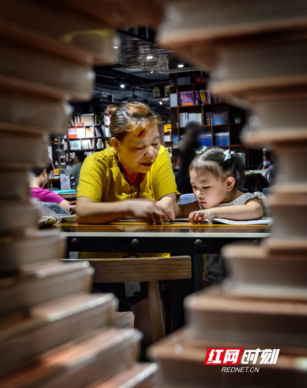 随着湘中图书城管理工作的强化和内部环境的不断改观、全民阅读活动的倡导和开展，前来这里购书，查书，读书的读者日益增加。