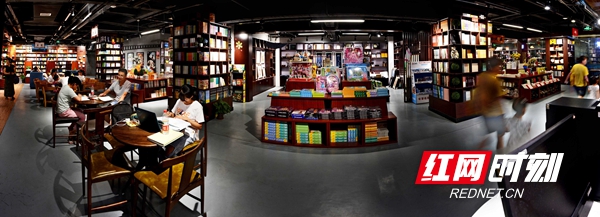 湘中图书城已经成为了邵阳开展“全民阅读”活动的重要场所。
