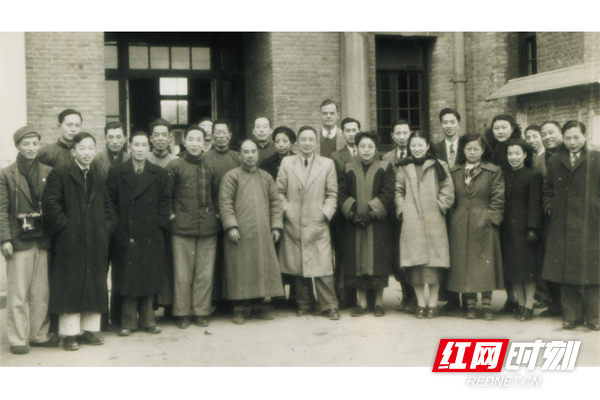 1950年，湘雅内科部分医生、主任合影。（含熊宏恩、富朴云、齐镇桓、李学渊、黄友岐、刘泽民、虞佩兰、梁觉如、王肇勋等老专家）（图片来源：湖南省卫生健康委宣传处）