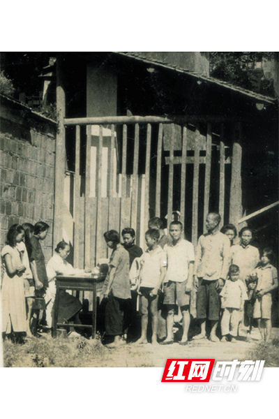 1950年，在郴州，医务人员为群众体检。（图片来源：湖南省卫生健康委宣传处）