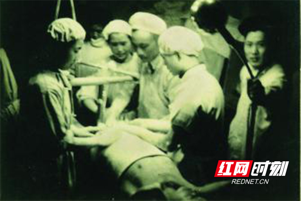 抗美援朝医疗队的湖南省人民医院医生在为伤员做手术。（图片来源：湖南省卫生健康委宣传处）