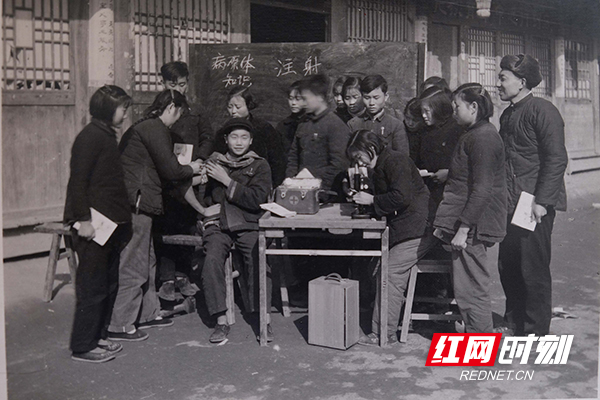 上世纪50年代，在怀化，医务人员开展培训留影。（图片来源：湖南省卫生健康委宣传处）