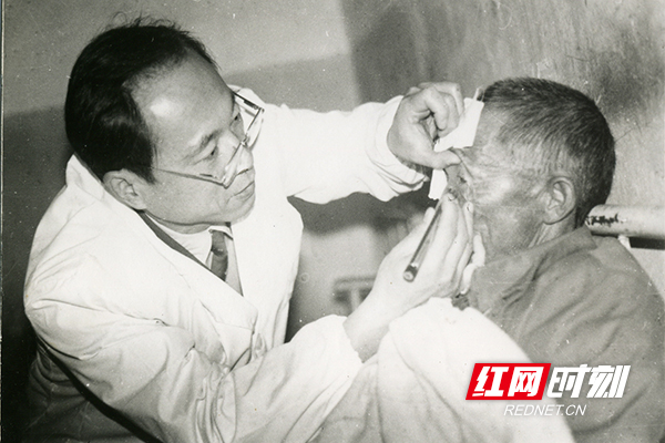 上世纪70年代，湖南省人民医院眼科专家下乡为农民看病。（图片来源：湖南省卫生健康委宣传处）