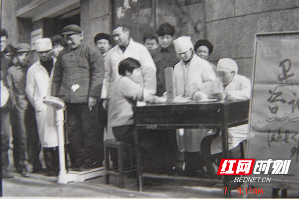 上世纪80年代，在常德，医务人员开展义诊。（图片来源：湖南省卫生健康委宣传处）