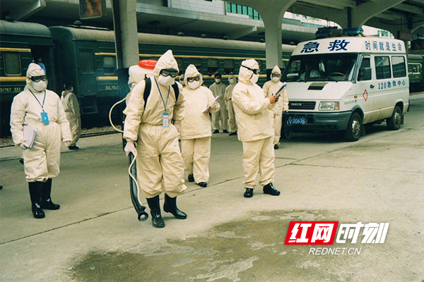 在湘西，医务人员抗击非典留影。（图片来源：湖南省卫生健康委宣传处）