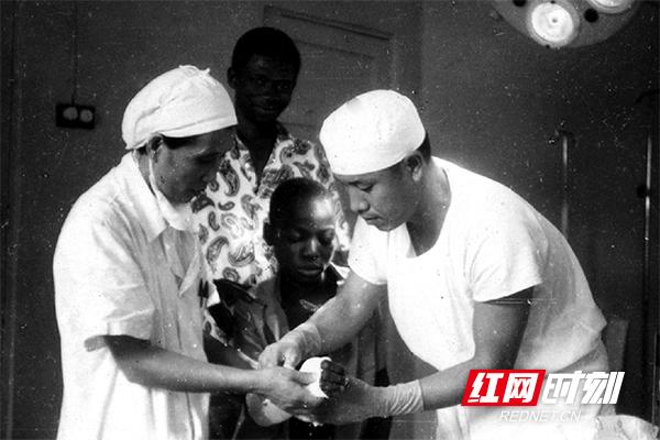 1973 年，湘雅二医院派出第一批援非医疗队赴塞拉利昂。（图片来源：湖南省卫生健康委宣传处）