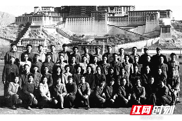 1973年，湖南首批援藏医疗队在西藏拉萨留影。（图片来源：湖南省卫生健康委宣传处）