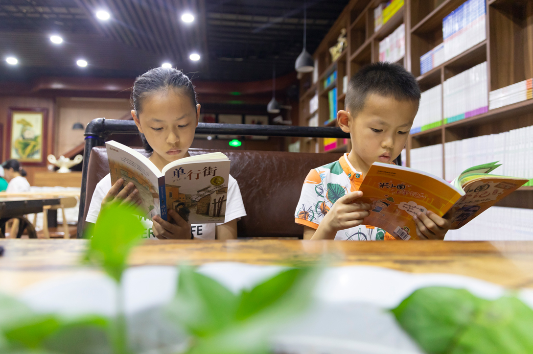 8月19日，记者在阳光书店发现，看书的人群中，中小学生的比例占了半数以上。他们或正在挑选自己心爱的书籍，或正在津津有味地捧读自己喜爱的课外读物。