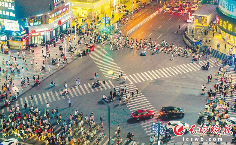 　　夏夜，五一广场潮水般的人流。长沙晚报全媒体记者 邹麟 摄