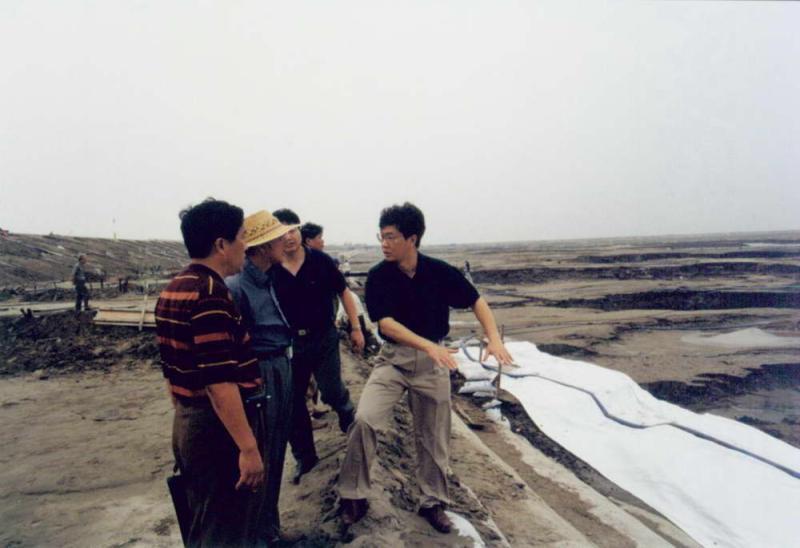 鲍铁鸣在施工现场。