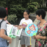 “摆摊设点”宣传垃圾分类 小小少年驻足齐参与