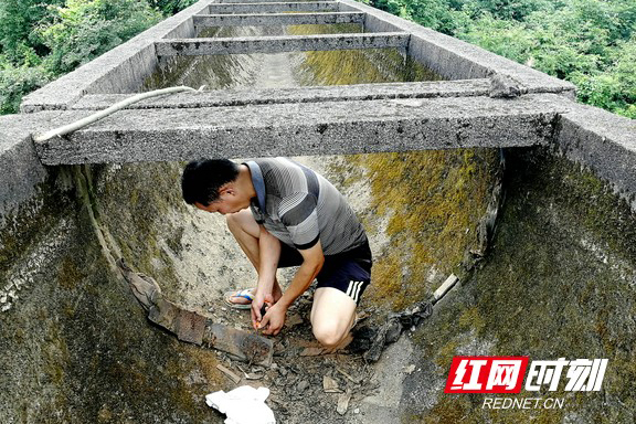 炎炎烈日下，郴州市苏仙区大头垅灌区工作人员处理诗下洞渡槽伸缩缝。邓见生 摄