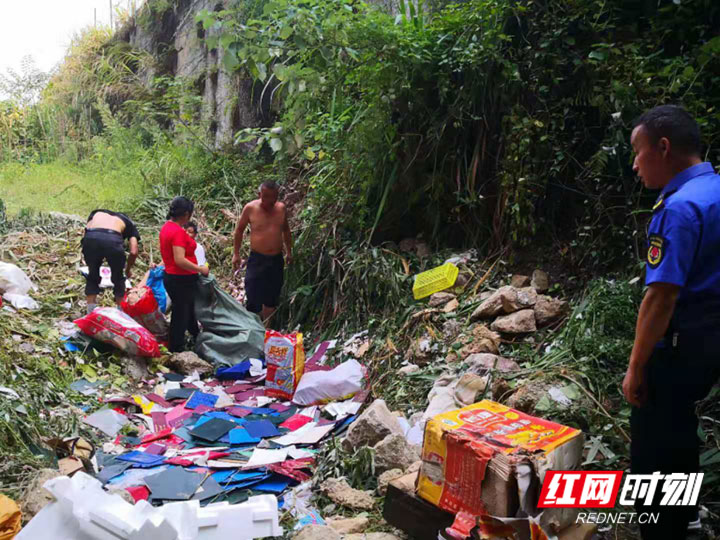 张家界市城管执法支队迅速处理一起乱倒垃圾事件