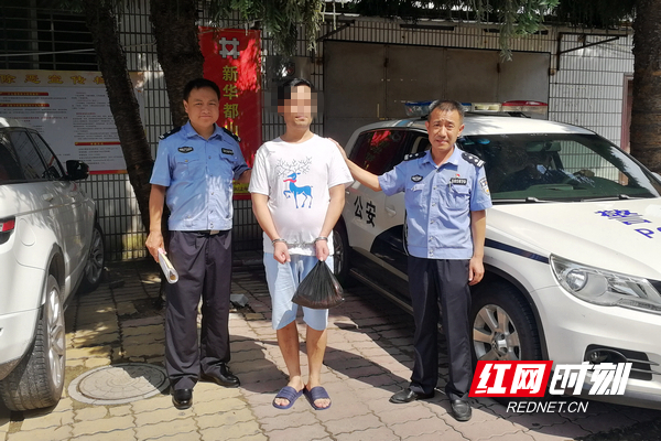 8月18日，交通肇事嫌疑人文某被民警从福建押回归案.jpg