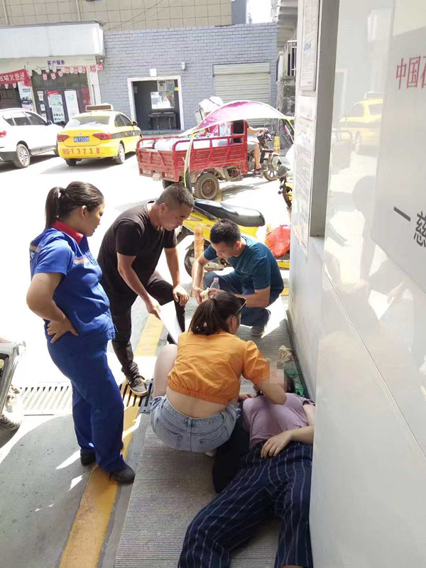张家界市气象局干部职工救助中暑女士