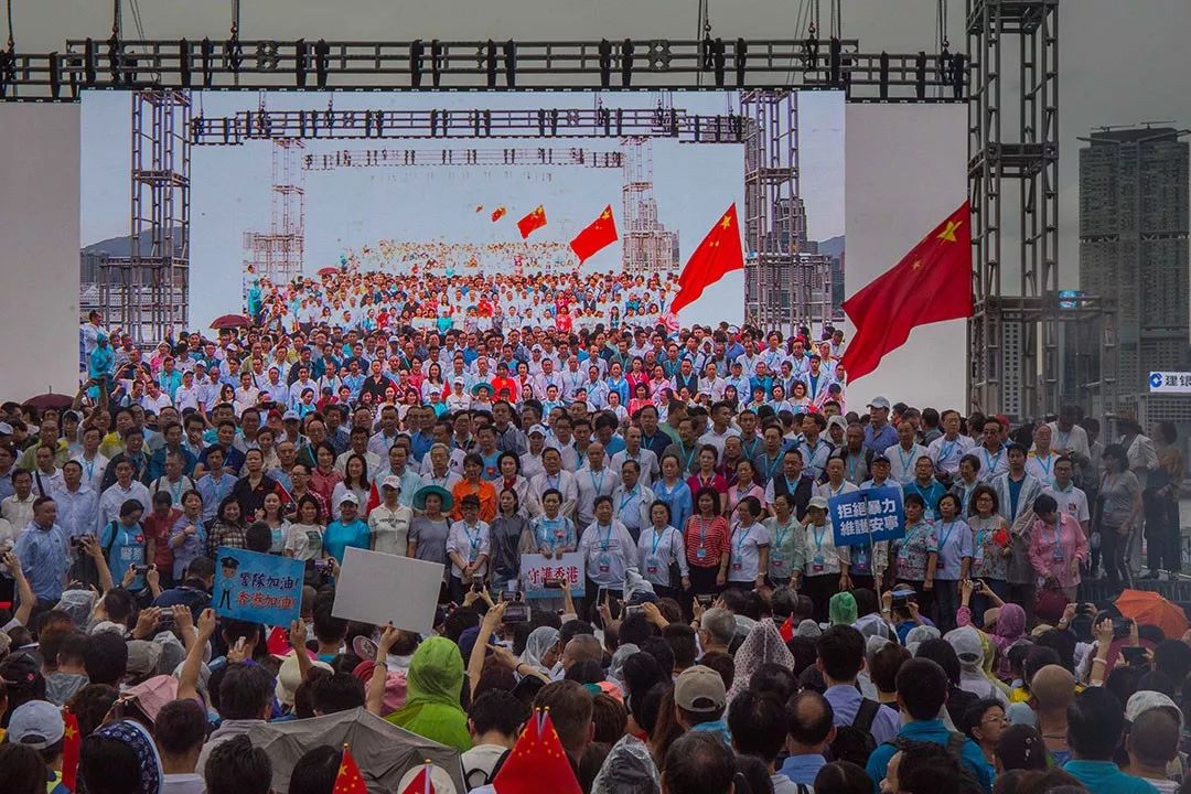 上周六，香港市民在添马公园举行“反暴力，救香港”集会，参加人数达47.6万人次。