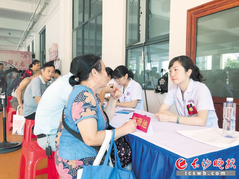　　来自湖南省人民医院等多家医联体单位的医生们为居民提供义诊服务。 　　长沙晚报全媒体记者 周游 摄