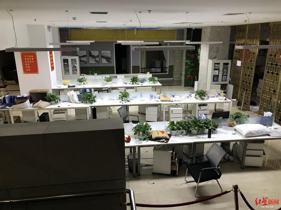 北京朝阳区的天地和家装北京豪装工厂店,现场桌椅散乱