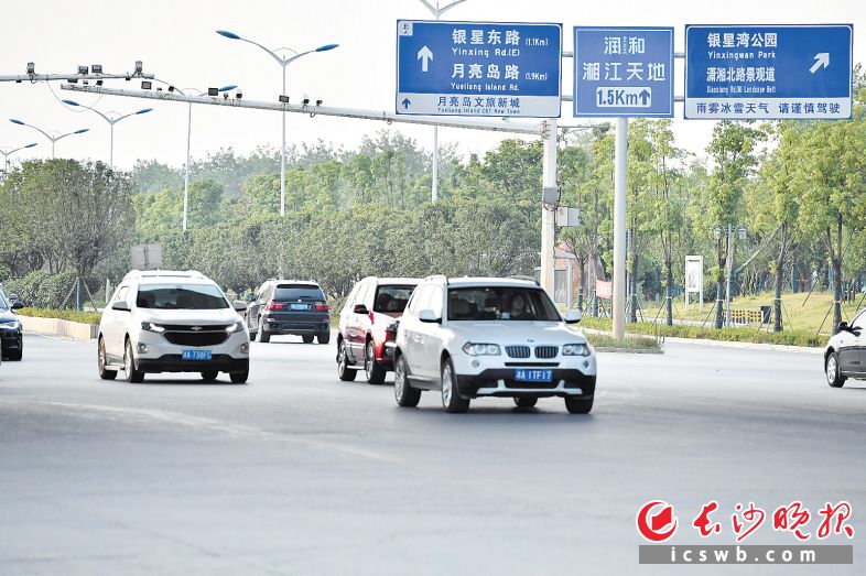 　　潇湘北路三汊矶大桥桥下路段，一块楼盘广告牌夹杂在两块道路指示牌中间，普通市民难以辨别。长沙晚报全媒体记者 余劭劼 摄