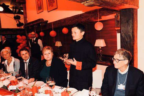 2018年达沃斯论坛，马云举办晚宴，向外国嘉宾介绍中国传统文化。