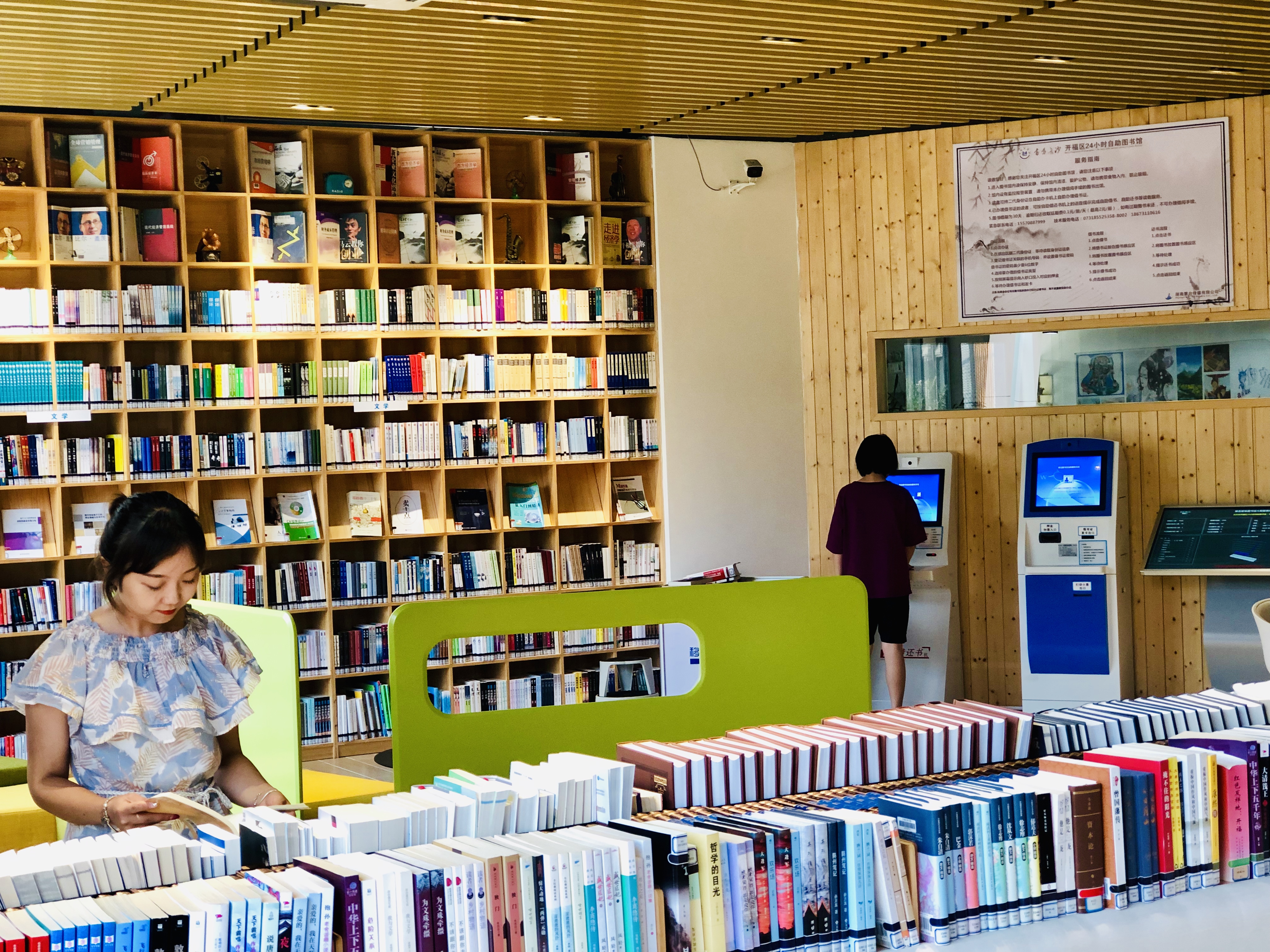 位于马栏山文创园内的自助图书馆面积最大、设施最好，吸引了众多读者来看书、办活动，成为网红打卡地。  全媒体记者 李卓 摄