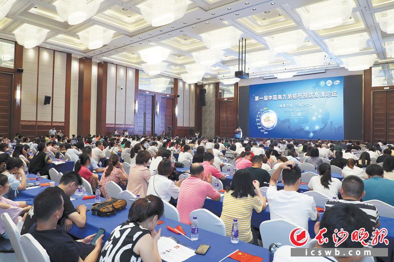 　　第一届中国南方免疫与预防高峰论坛现场。 罗悦 摄