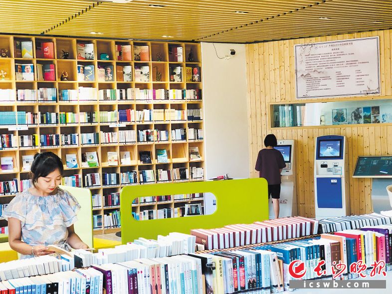 　　马栏山文创园内的自助图书馆面积最大、设施最好，吸引了众多读者来看书借书、举办活动。长沙晚报全媒体记者 李卓 摄