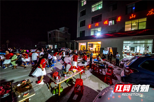 村民和客人用共同举办晚会的形式欢度夜晚。