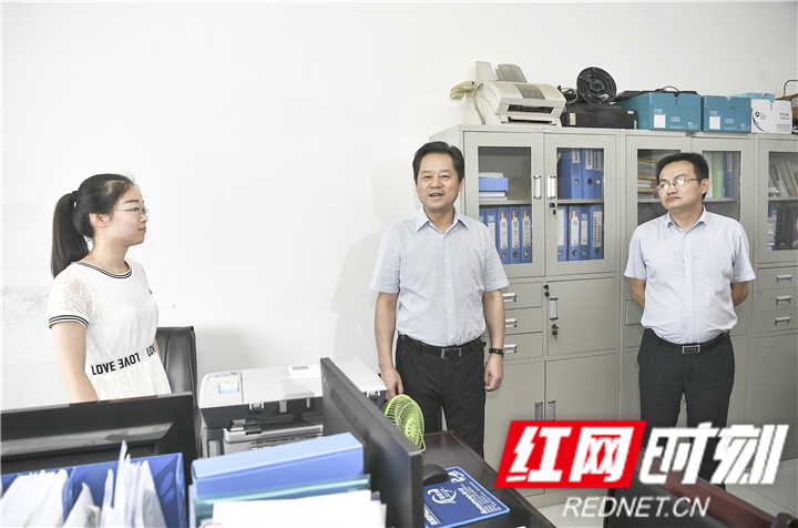 虢正贵到市扶贫办进行走访调研
