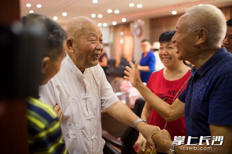 8月16日，在浏阳文家市镇镇政府，甘厚美与文家市煤矿下属的小源冲煤矿的老同事孙见梅相遇，两人一见如故的又说起了当年的故事。