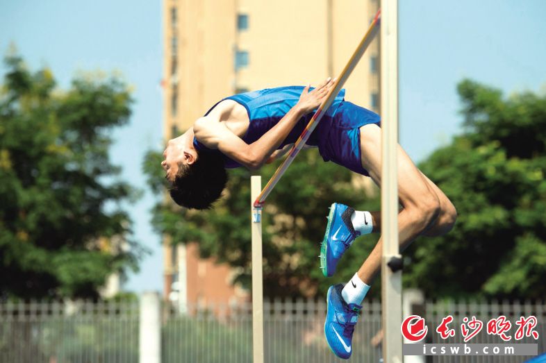 　　长沙伢子陈龙在男子跳高项目中夺冠。长沙晚报全媒体记者 黄启晴 摄