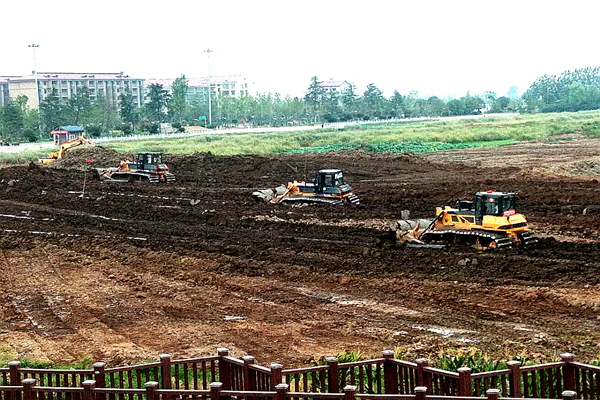 2多台推土机正在紧张进行施工,图为推筑岛屿一角。.jpg 2多台推土机正在紧张进行施工,图为推筑岛屿一角。.jpg