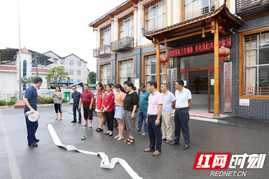 张家界消防培训进社区 居民面对面学消防