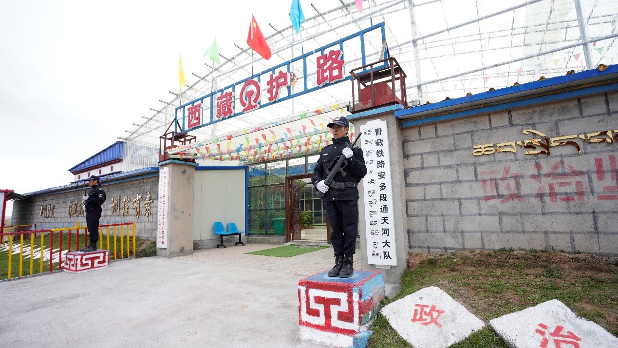 2006年7月1日,青藏铁路正式通车,结束了西藏不通火车的历史,被人们称为“幸福路”“团结路”“发展路”。有那么一群人,数年如一日,在海拔5000多米的“生命禁区”,用青春和热血谱写了一曲牢记使命、守卫“天路”的动人赞歌,他们就是青藏铁路安多段通天河护路大队。人民网 陈博文 摄