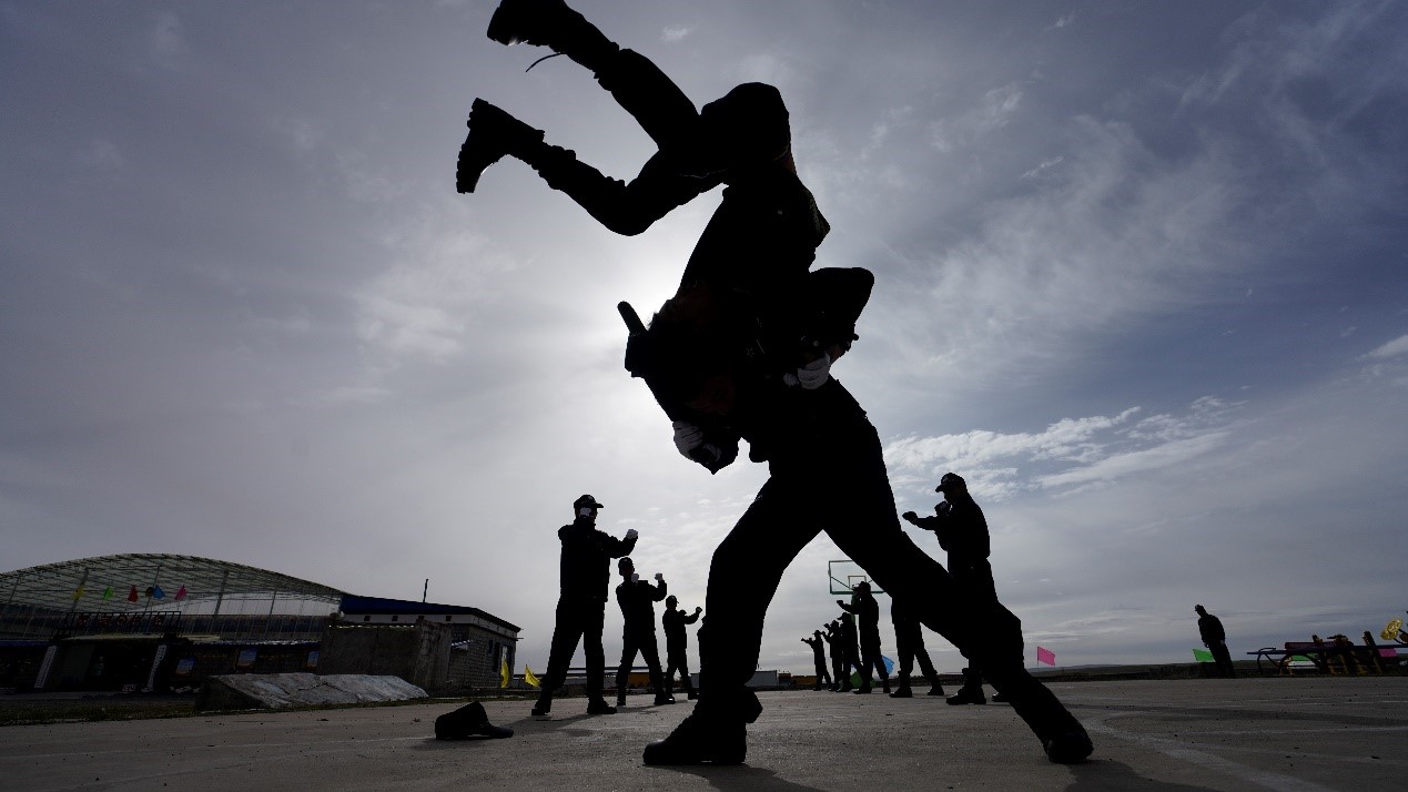 安多县通天河护路大队的辖区位于唐古拉山口北麓，辖区内40多公里路段海拔均在5000米以上，年均气温零摄氏度以下，是青藏铁路全线条件最艰苦、气候最恶劣的路段。但是210名护路队员每天仍坚持训练，战高寒、斗缺氧。