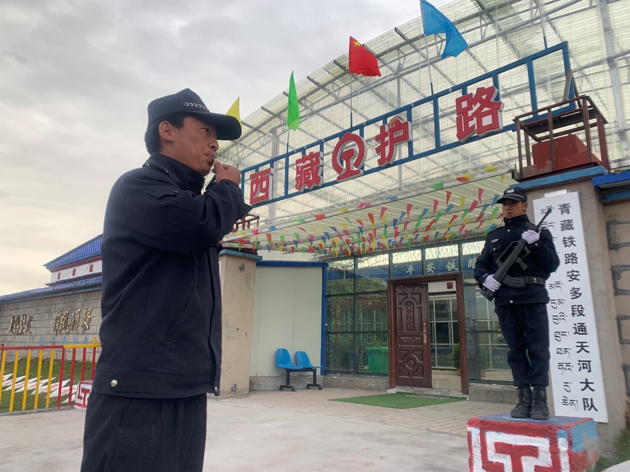 早上七点，起床哨声吹响，一天的训练、巡逻等工作便开始了。