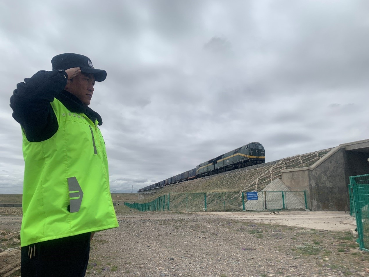 护路队员昂旺益西告诉记者，每当火车经过向火车敬礼的时候，自己内心会有一种自豪感油然而生。
