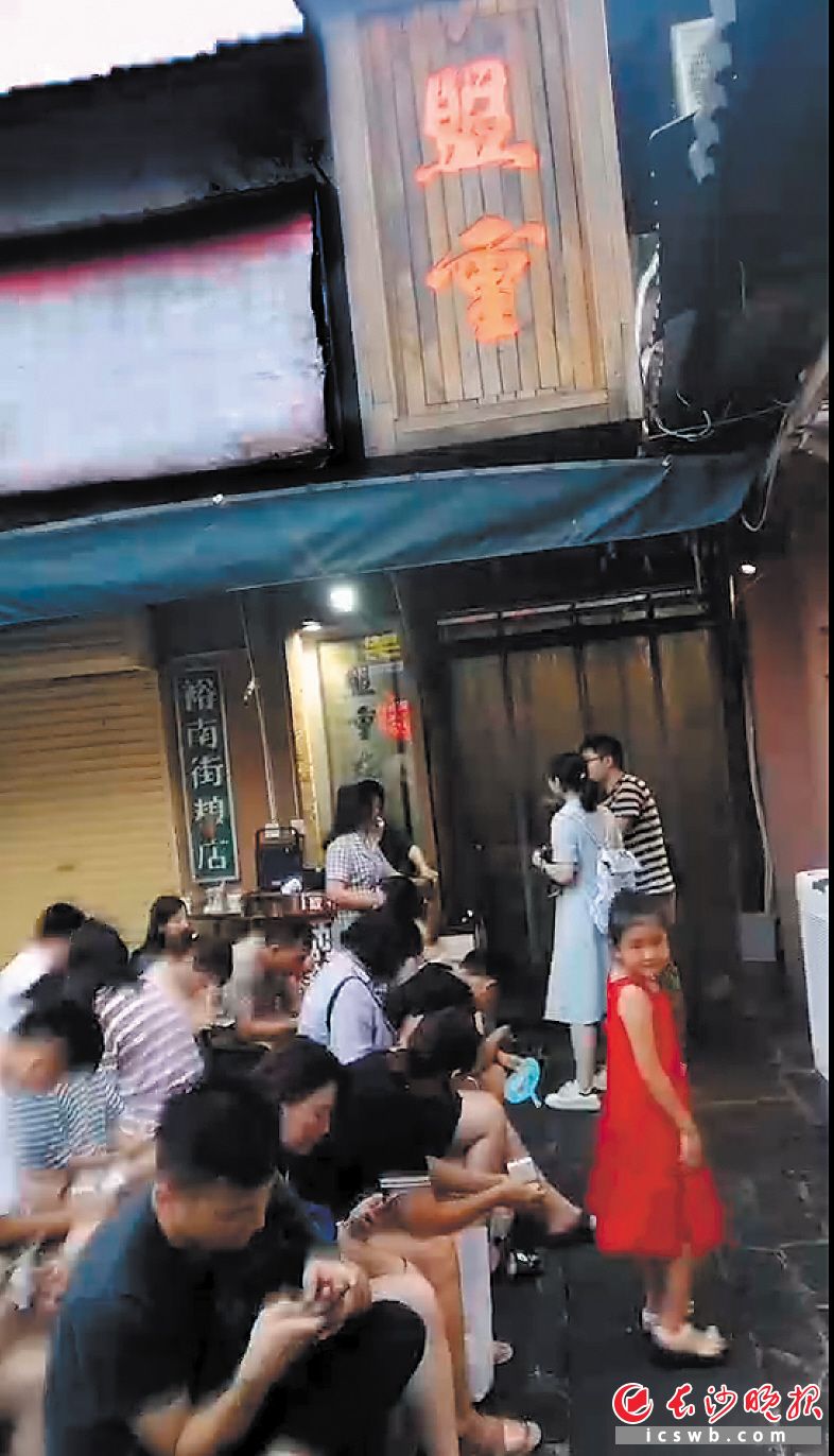 　　东瓜山美食吸引了众多食客。郑湘宁供图