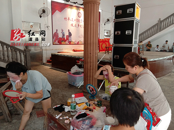 演艺人员正在化妆作准备.gif