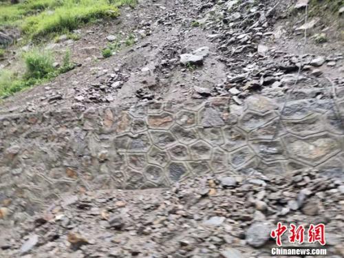 图为吉隆沟内发生落石的地段。 谢艺观 摄 图为吉隆沟内发生落石的地段。 谢艺观 摄