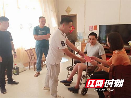 永定区官黎坪扶贫办协同老道湾公司党支部 开展“捐资助学”活动