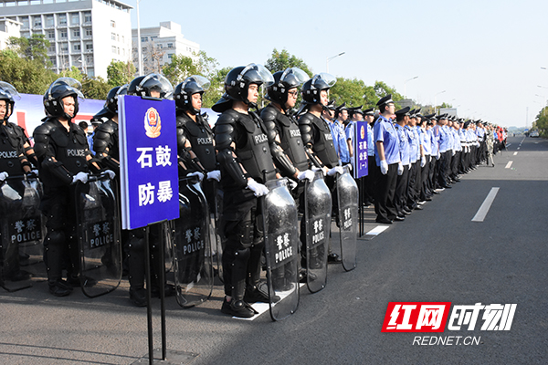 方阵队员用饱满的精神、笔直的身姿展现出高昂的斗志。