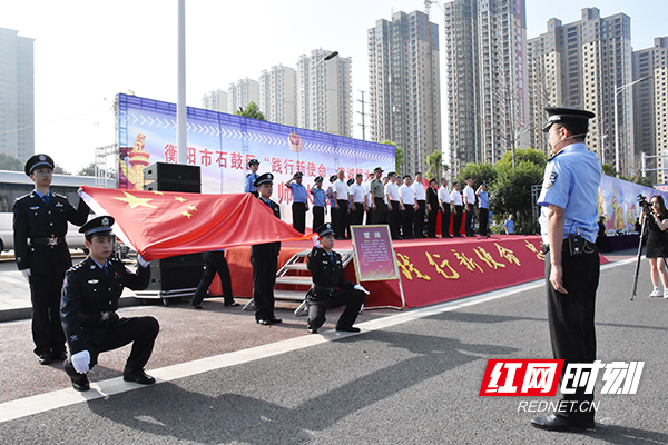 “我宣誓：对党忠诚、服务人民、执法公正……建设最美石鼓，以优异的成绩，向新中国成立70周年献礼！”活动现场，铿锵誓言激荡上空，响彻云霄，喊出了铮铮铁骨的气势和敢打必胜的庄严承诺。