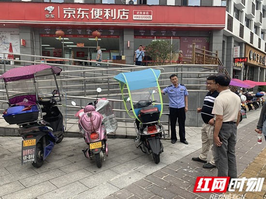 武陵源交警开展摩托车打伞专项整治行动