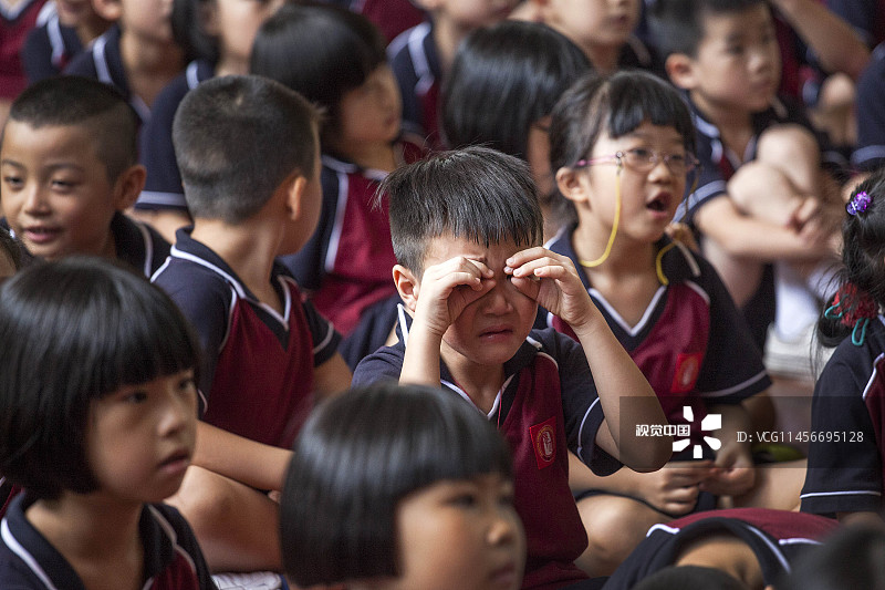 2014年9月1日，广东顺德，开学第一天，顺德养正学校开学典礼，
一学生在开学典礼上捂着双眼哭。