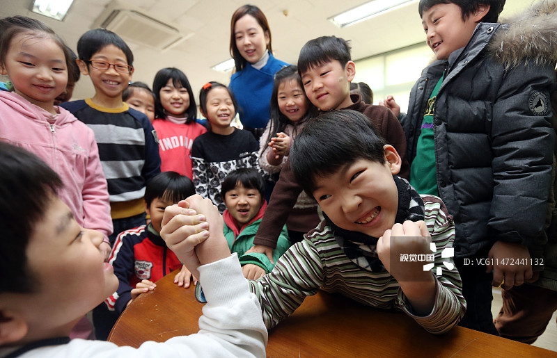 当地时间2013年1月28日，韩国首尔一小学开学。寒假结束后首次重聚的小朋友们在教室里比比手劲，度过愉快时间。